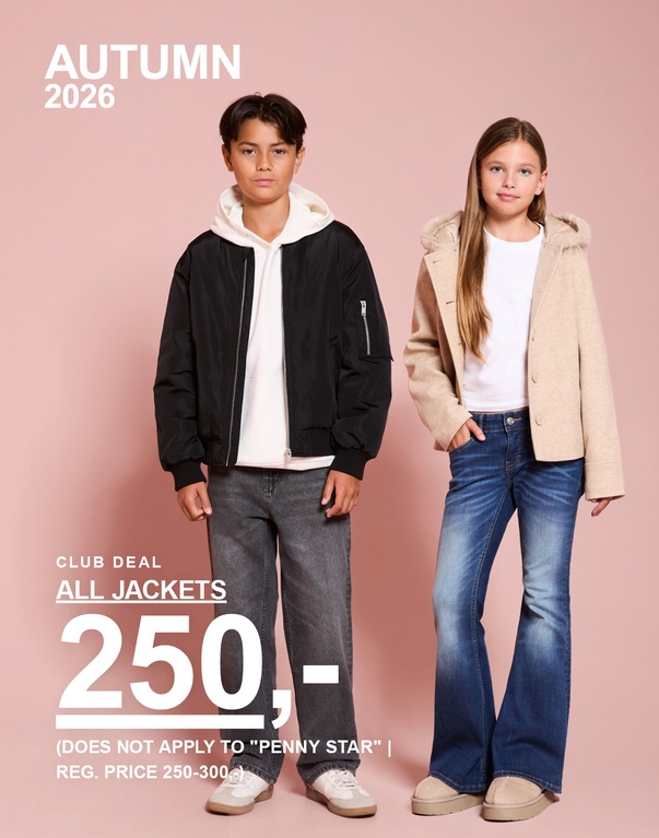Tre barn har på seg ulike jakker i mørkebrunt, svart og beige. AUTUMN 2026 – CLUB DEAL – ALL JACKETS 250,- (gjelder ikke «Penny Star», ord. pris 250–300,-).