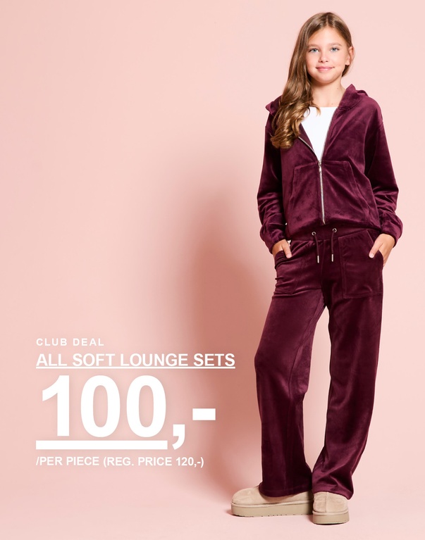 En jente har på seg et vinrødt mykt loungesett med hettejakke og bukse. CLUB DEAL – ALL SOFT LOUNGE SETS 100,-/del (ord. pris 120,-).