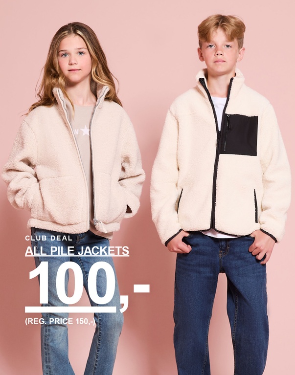 En jente og en gutt har på seg lyse pilejakker. AUTUMN 2026 – CLUB DEAL – ALL PILE JACKETS 100,- (ord. pris 150,-).