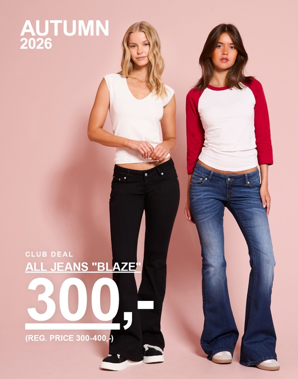 Tre jenter i Blaze-jeans, to i blå denim og én i svart denim. Kampanjetekst: "CLUB DEAL, ALL JEANS 'BLAZE', 300,- (REG. PRICE 300–400,-)".