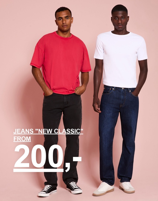 To gutter i New Classic-jeans, én i svart denim og én i blå denim. Kampanjetekst: "JEANS 'NEW CLASSIC', FROM 200,-".