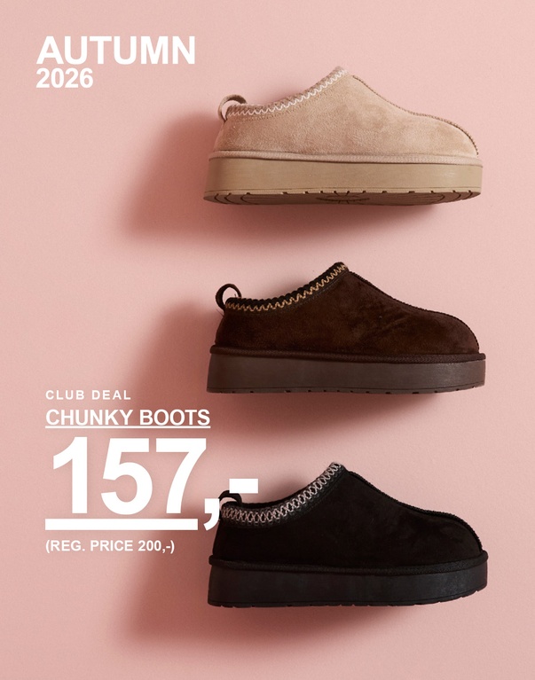 En modell sitter på en trekrakk iført hvite bukser og brune chunky boots. Club Deal: Chunky boots 157 kr. Ordinær pris: 200 kr. Maks 1 par per kunde.