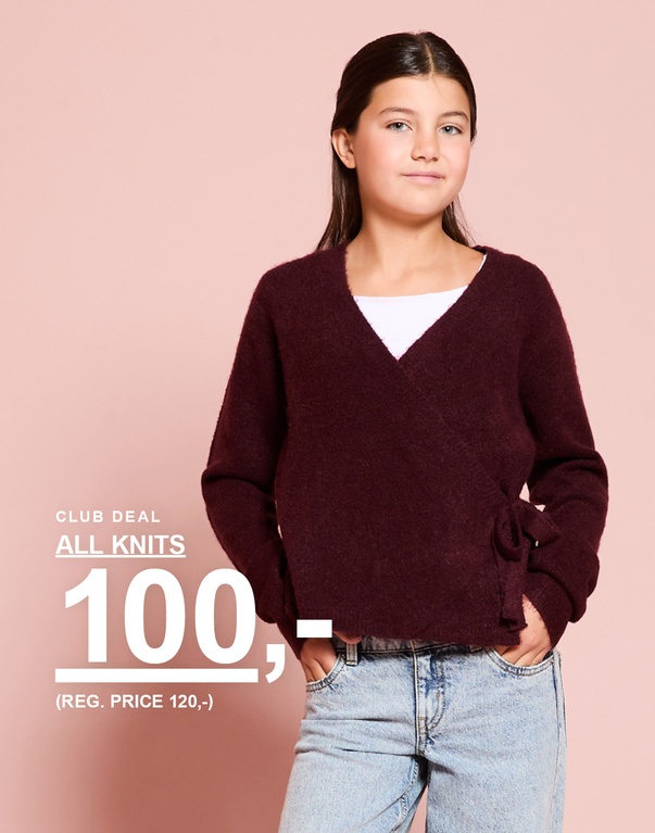 Jente i burgunder strikkegenser. CLUB DEAL – ALL KNITS 100,- (ord. pris 120,-).