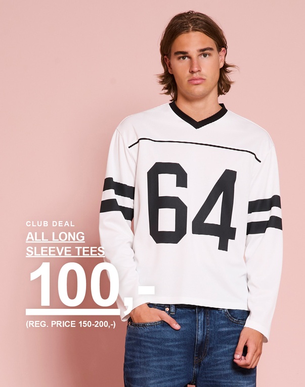 Mann i hvit langermet T-skjorte med svart trykk. Kampanjetekst: “CLUB DEAL ALL LONG SLEEVE TEES 100,- (REG. PRICE 150-200,-)”.