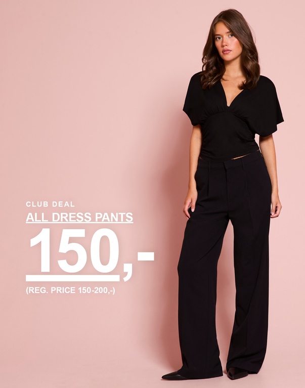 To jenter i dressbukser, én i grått og én i svart. Kampanjetekst: «CLUB DEAL, ALL DRESS PANTS, 150,- (FAST PRIS 150–200,-)»