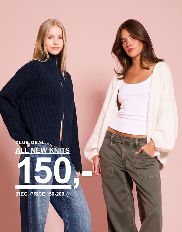 To jenter i strikkeplagg, én i mørkeblå og én i offwhite. Kampanjetekst: «ALL NEW KNITS, 150,- (FAST PRIS 150–200,-)