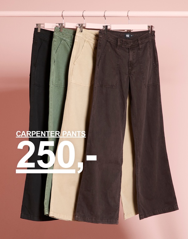 Carpenter pants i svart, grønn, beige og mørkebrun. Kampanjetekst: «CARPENTER PANTS, 250,-».
