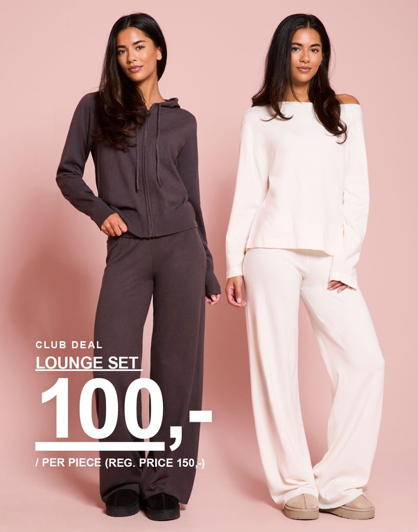 Tre jenter i lounge-sett i mørkebrun, offwhite og beige. Kampanjetekst: «LOUNGE SET, 100,-/DEL (FAST PRIS 150,-)