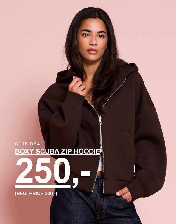 Jente i brun boxy scuba zip hoodie. Kampanjetekst: «BOXY SCUBA ZIP HOODIE, 250,- (FAST PRIS 300,-)».