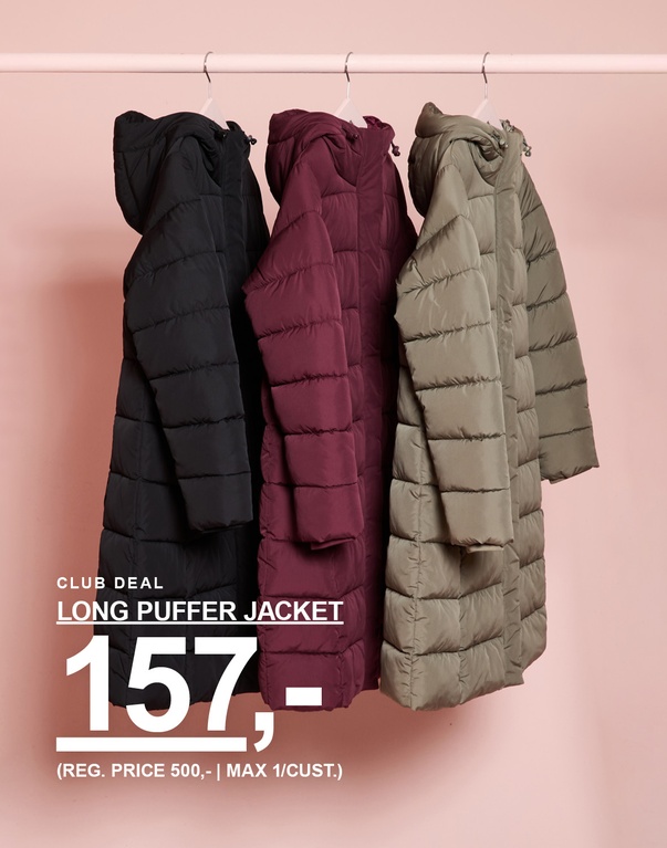 Tre lange pufferjakker i svart, burgunder og beige. Kampanjetekst: «CLUB DEAL, LONG PUFFER JACKET, 157,- (FAST PRIS 500,- | MAX 1/KUNDE)».