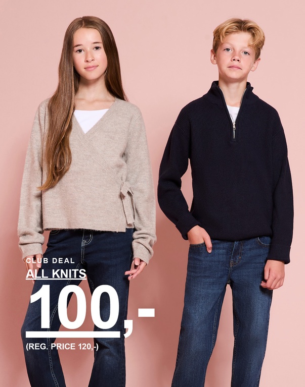 To jenter og en gutt i strikkede gensere og cardigans. AUTUMN 2026 – CLUB DEAL: ALL KNITS 100,- (ord. pris 120,-).