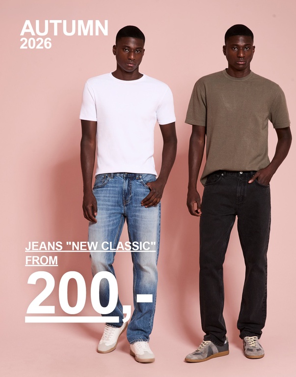 To gutter i New Classic-jeans, én i svart denim og én i blå denim. Kampanjetekst: "JEANS 'NEW CLASSIC', FROM 200,-".