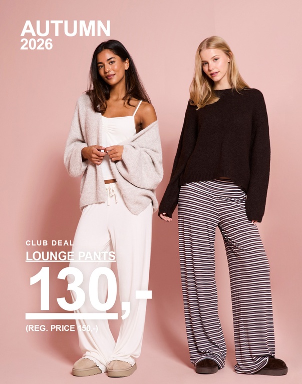Tre jenter i loungebukser i hvitt, stripete og lyserosa. Kampanjetekst: «CLUB DEAL – LOUNGE PANTS 130,- (FAST PRIS 150,-)».