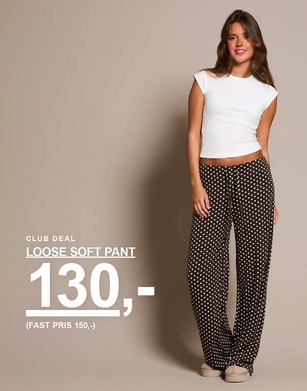 Kvinne i hvit topp og brune loose soft pants med hvite prikker. Kampanjetekst: "CLUB DEAL, LOOSE SOFT PANT 130,- (FAST PRIS 150,-)".