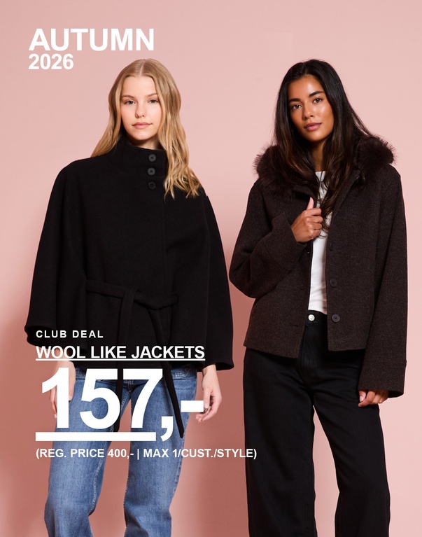 To jenter i mørkebrune og svarte jakker. Kampanjetekst: «CLUB DEAL, WOOL LIKE JACKETS, 157,- (FAST PRIS 400,- | MAKS 1/KUNDE/MODELL)».