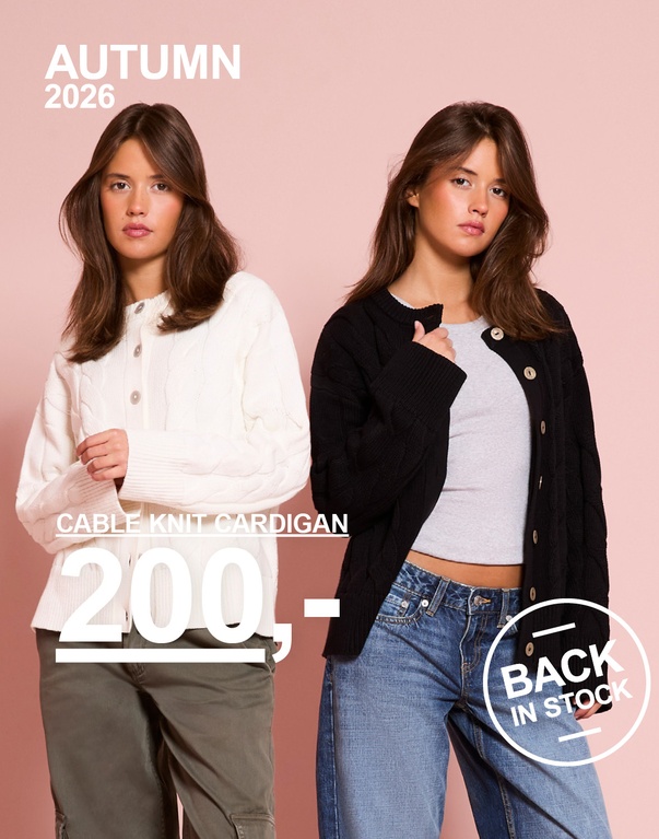 Tre jenter i kabelstrikkede cardigans i brun, hvit og svart. Kampanjetekst: "CABLE KNIT CARDIGAN 200,-, BACK IN STOCK"