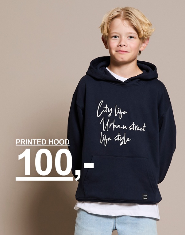 Gutt i marineblå hettegenser med teksten «City life, Urban street, life style». Tekst: «Printed hood 100,-».