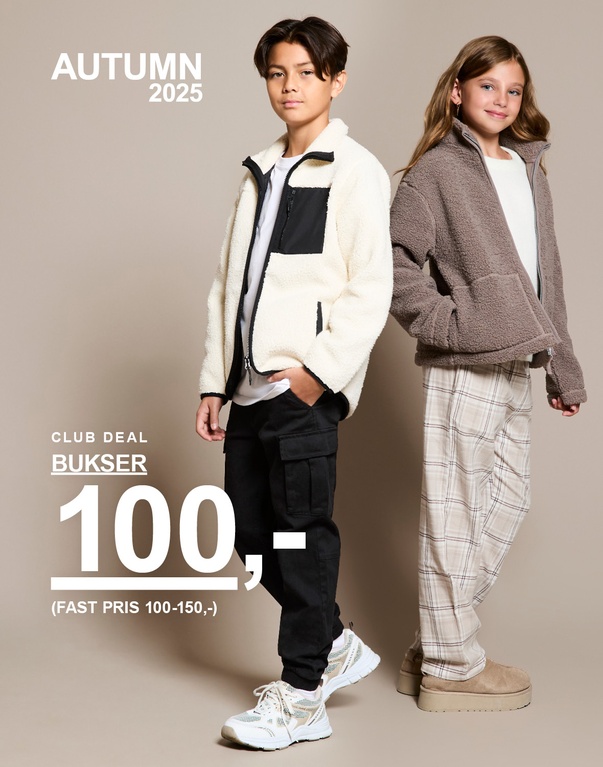 Gutt i hvit fleecejakke og svarte cargobukser samt jente i brun fleecejakke og rutete bukser. Tekst: "Autumn 2025. Club deal bukser 100,- (fast pris 100–150,-)".