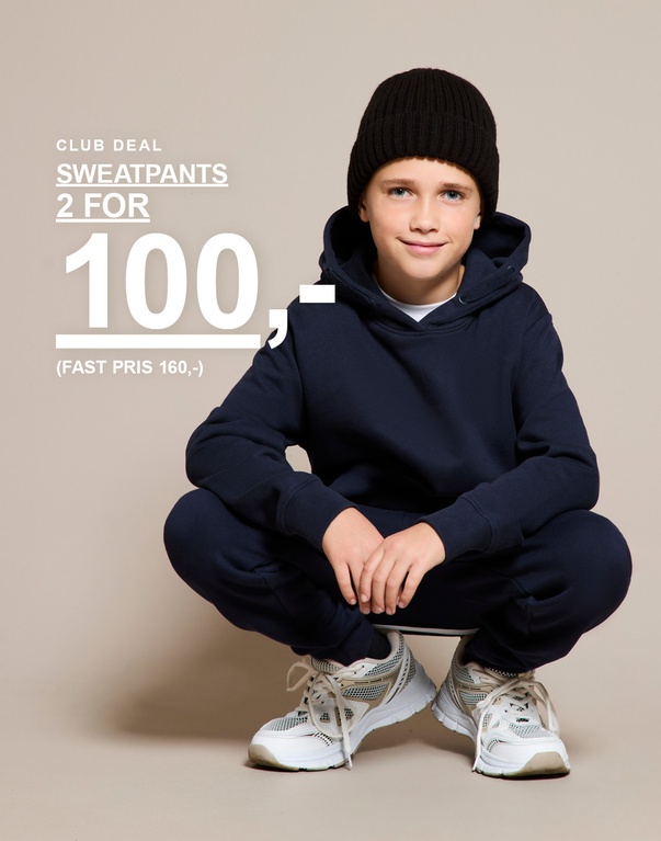Gutt i blå sweatpants sitter på huk. Tekst: "Club deal sweatpants 2 for 100,- (fast pris 160,-)".