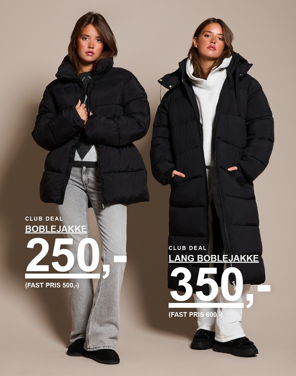 To jenter i svarte pufferjakker – en i kort modell og en i lang modell. Kampanjetekst: "CLUB DEAL, PUFFERJAKKE 250,- (FAST PRIS 500,-)" og "CLUB DEAL, LANG PUFFERJAKKE 350,- (FAST PRIS 600,-)".