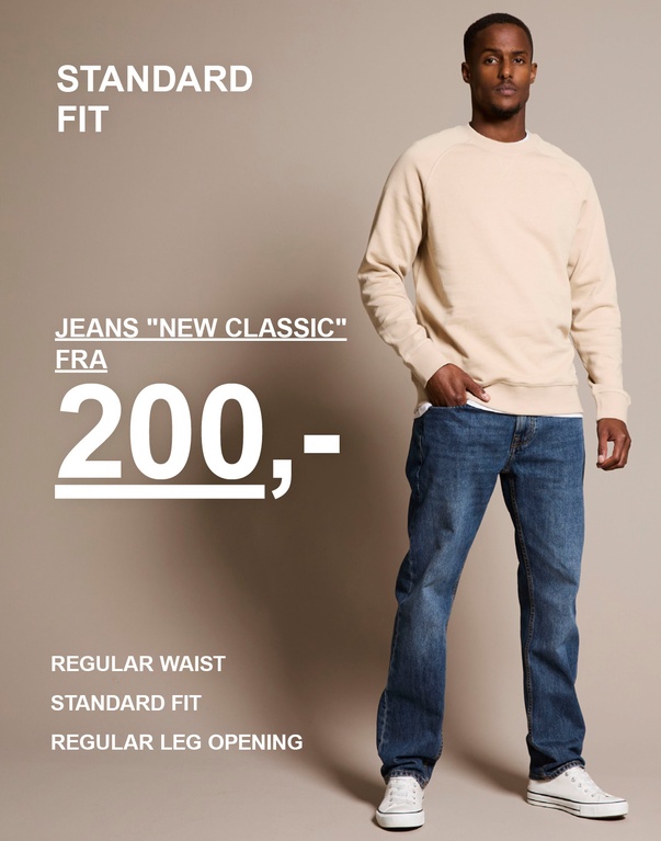 To gutter i jeans – den ene i mørkeblå denim med mørkeblå dongeriskjorte, og den andre i mellomblå denim med beige sweatshirt. De står mot beige bakgrunn. Kampanjetekst: “JEANS ‘NEW CLASSIC’ FRA 200 NOK”