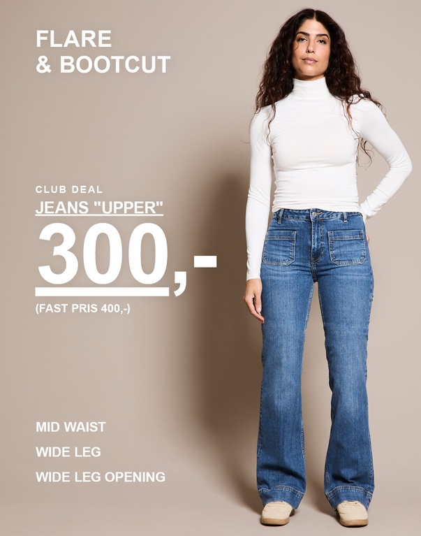 To jenter i hvite topper og jeans – den ene i mellomblå denim og den andre i mørkeblå denim. Kampanjetekst: “CLUB DEAL, JEANS ‘UPPER’ 300 NOK (FAST PRIS 400 NOK)”.