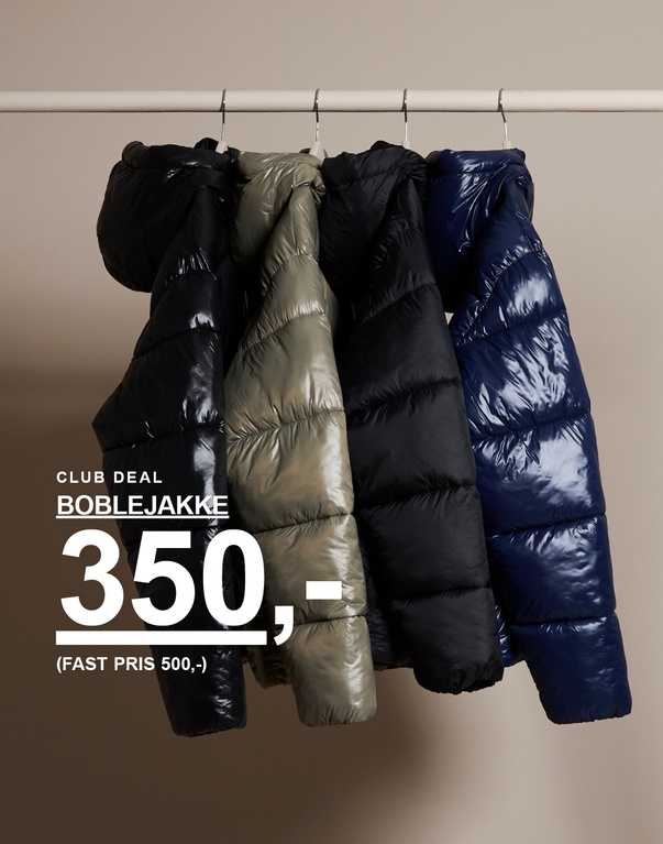 Fire boblejakker i fargene svart, olivengrønn, mørkegrå og marineblå henger på en klesstang. Tekst på bildet viser: “Club Deal Boblejakke 350,- (fast pris 500,-)”.