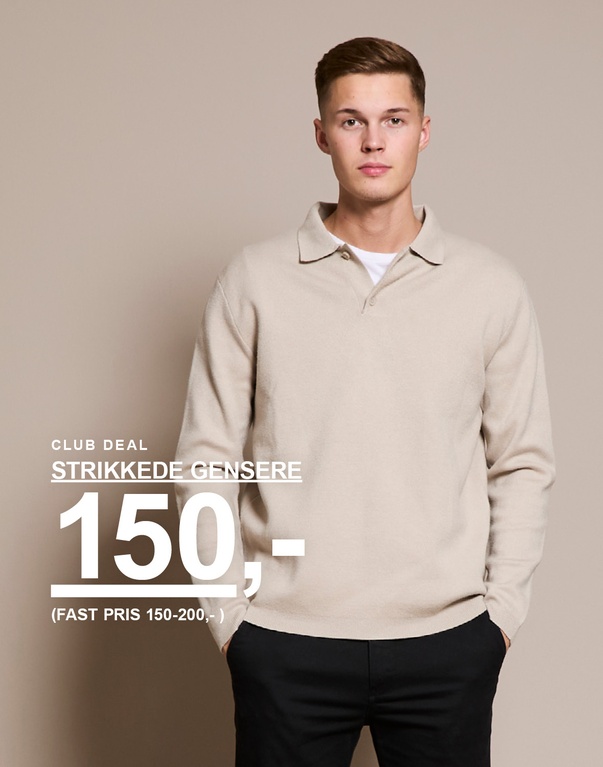 Mann i beige strikkegenser og svarte bukser står mot beige bakgrunn. Tekst på bildet viser: “Club Deal Strikkede gensere 150,- (fast pris 150–200,-)”.