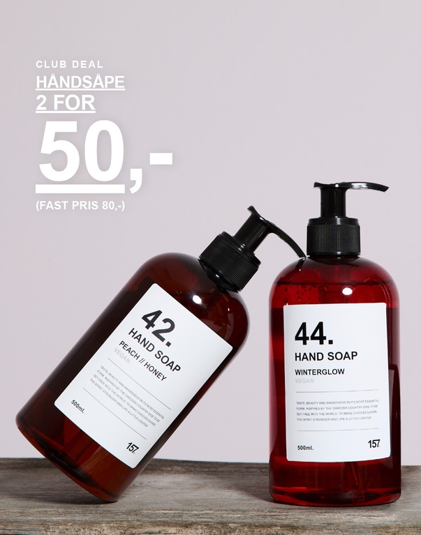 To flasker håndsåpe i brune plastflasker med pumpe, i duftene Peach & Honey og Winterglow. Kampanjetekst: "CLUB DEAL, HÅNDSÅPE, 2 FOR 50,- (FAST PRIS 80,-)".