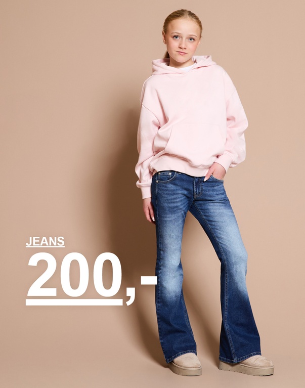 En jente i blå jeans og en rosa hettegenser. Kampanjetekst: “JEANS, 200,-”.