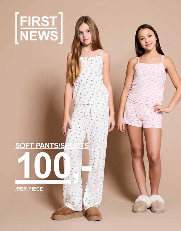To jenter i myke nattklær – én i langbukse og singlet og én i shorts og singlet. Kampanjetekst: “SOFT PANTS/SHORTS, 100,- /PER DEL”.