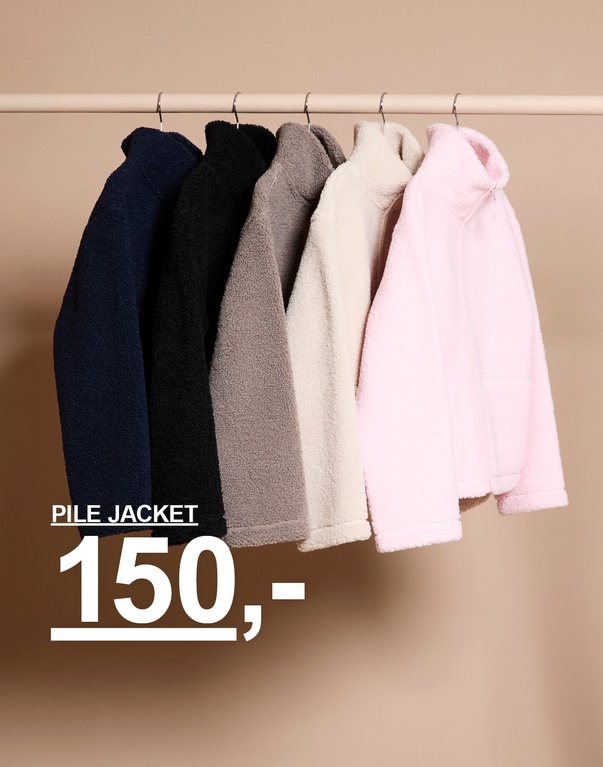 Flere pilejakker i ulike farger hengende på kleshengere. Kampanjetekst: “PILE JACKET, 150,-”.