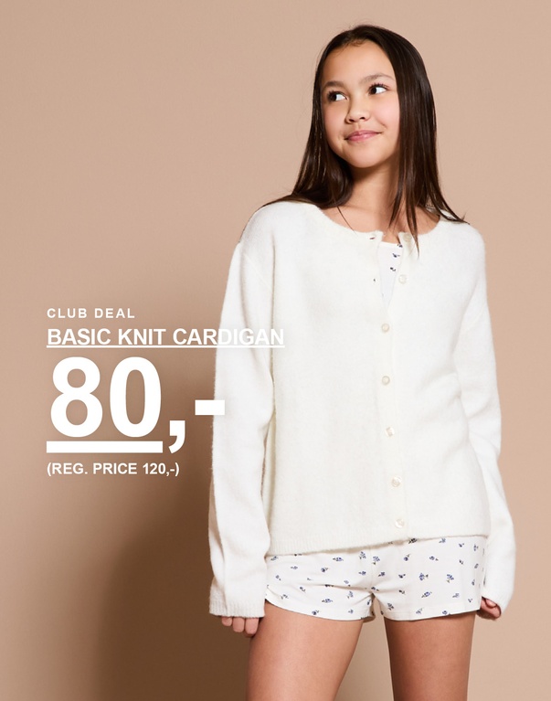 En jente i en hvit strikket cardigan over et mønstret plagg. Kampanjetekst: “CLUB DEAL, BASIC KNIT CARDIGAN, 80,- (ORD. PRIS 120,-)”.