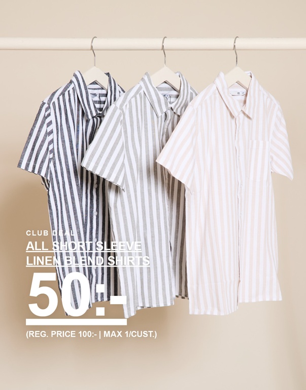 Tre randiga kortärmade linneblandade skjortor i färgerna blå, grå och beige på galgar framför en ljus bakgrund. CLUB DEAL ALL SHORT SLEEVE LINEN BLEND SHIRTS 50:- (REG. PRICE 100:- | MAX 1/CUST.)