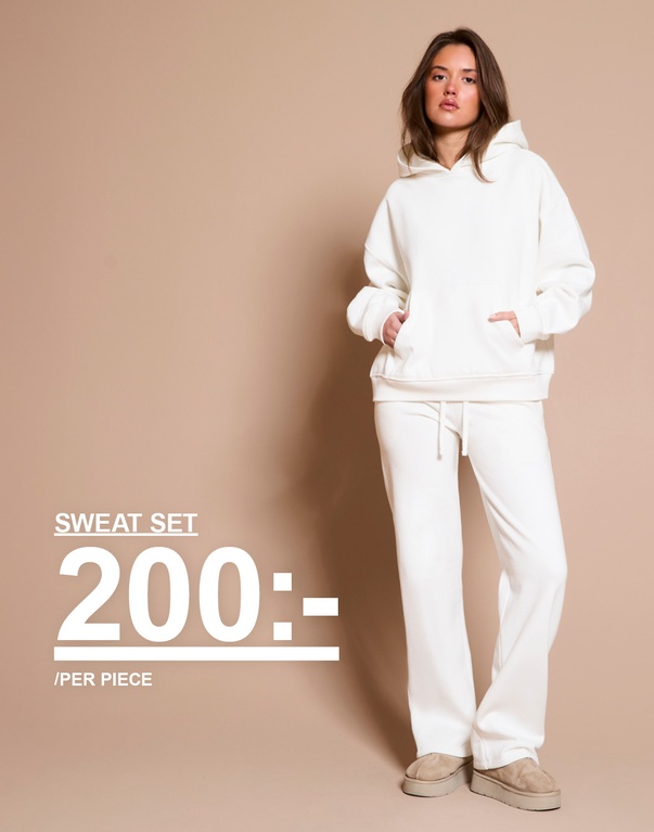 Tjej i offwhite sweat set med huvtröja och byxor. Kampanjtext: "SWEAT SET, 200:-/PER DEL".