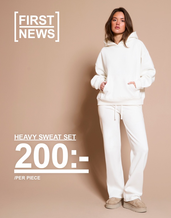 Tjej i offwhite sweat set med huvtröja och byxor. Kampanjtext: "SWEAT SET, 200:-/PER DEL".