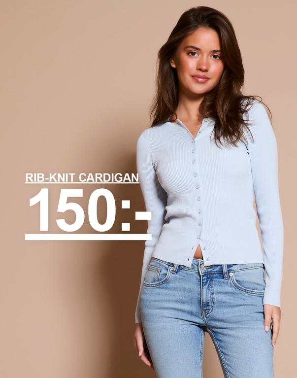 Ribbstickad cardigan i ljusblått med knäppning framtill. Kampanjtext: “RIB-KNIT CARDIGAN, 150:-”.