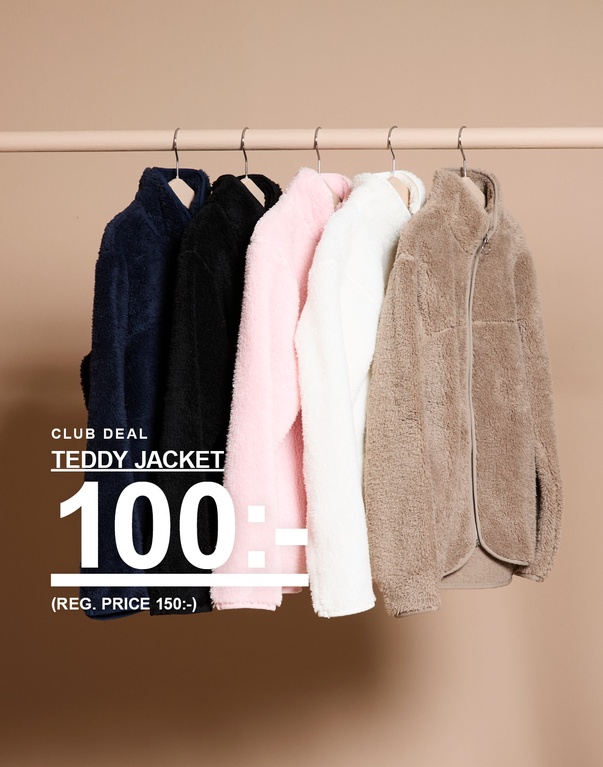 Teddyjackor i mörkblått, svart, rosa, vitt och beige hänger på galge mot ljus bakgrund. Text: ”Club deal”, ”Teddy jacket 100:- (reg. price 150:-)”.