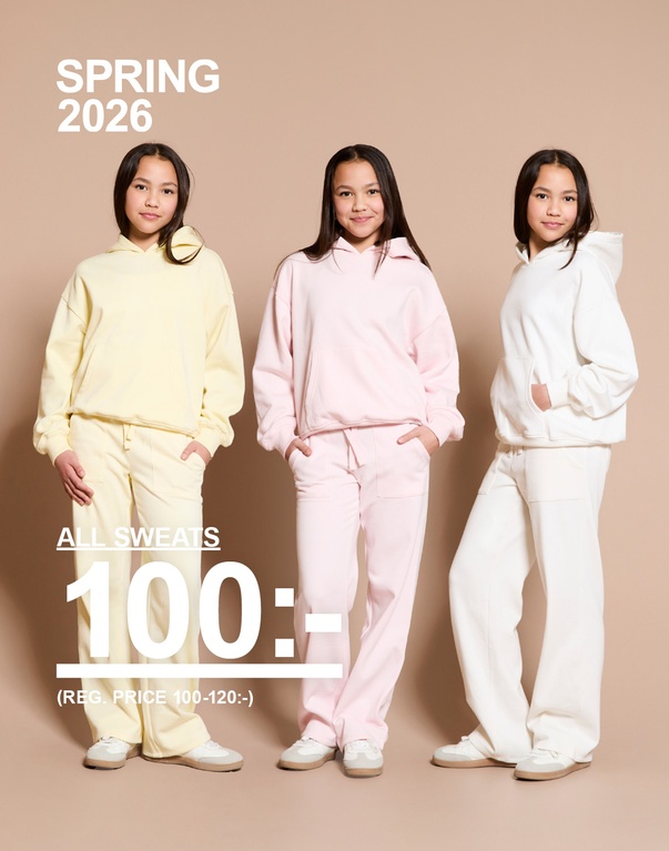 Tre barn i sweatsets i gult, rosa och vitt står mot ljus bakgrund. Text: ”Spring 2026”, ”All sweats 100:- (reg. price 100–120:-)”.