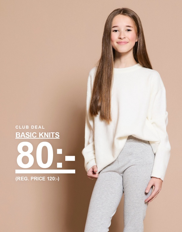 Barn i vit stickad tröja och grå byxor står mot ljus bakgrund. Text: ”Club deal”, ”Basic knits 80:- (reg. price 120:-)”.