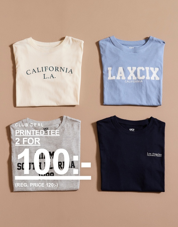 Fyra vikta T-shirts i vitt, ljusblått, grått och mörkblått ligger mot ljus bakgrund. Text: ”Club deal”, ”Printed tee 2 for 100:- (reg. price 120:-)”.