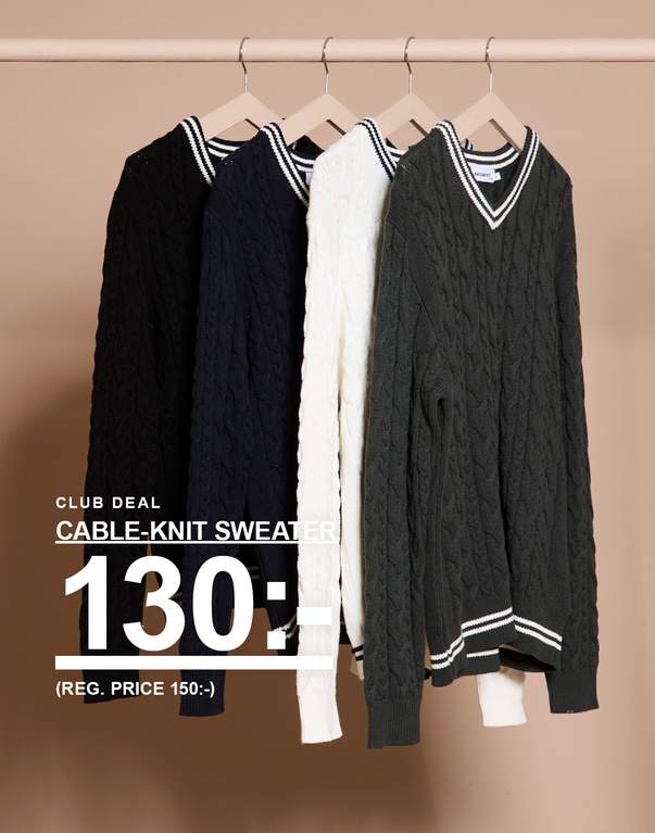 Fyra kabelstickade tröjor i svart, mörkblått, vitt och grönt på galgar mot beige bakgrund. Kampanjtext: ”CLUB DEAL CABLE-KNIT SWEATER 130:- (REG. PRICE 150:-)”.