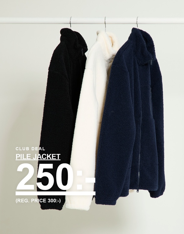 Tre pilejackor i svart, vitt och mörkblått hänger på galge mot ljus bakgrund. Club deal pile jacket 250:- (reg. price 300:-)