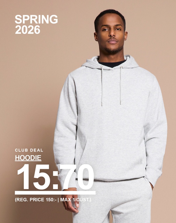Man i ljusgrå hoodie och matchande mjukisbyxor mot beige bakgrund. Kampanjtext: ”CLUB DEAL HOODIE 15:70 (REG. PRICE 150:- | MAX 1/CUST.)”.