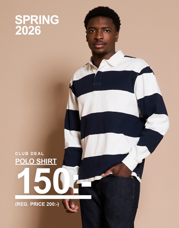 Man i randig långärmad pikétröja i vitt och mörkblått med mörka jeans mot beige bakgrund. Kampanjtext: ”CLUB DEAL POLO SHIRT 150:- (REG. PRICE 200:-)”