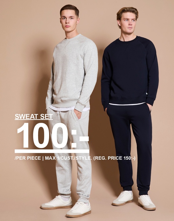 Två män i sweat sets, en i ljusgrått och en i mörkblått, mot beige bakgrund. Kampanjtext: ”SWEAT SET 100:- / PER PIECE / MAX 1/CUST./STYLE (REG. PRICE 150:-)”.