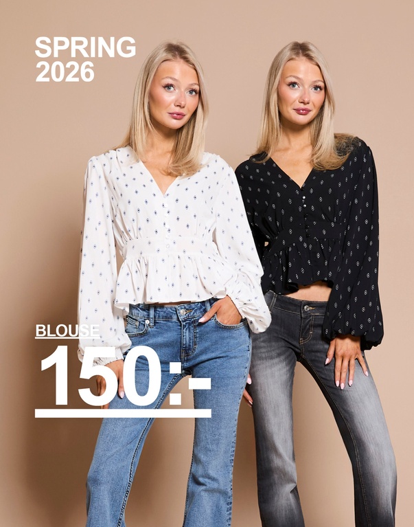 Två tjejer i blusar, en vit och en svart. Kampanjtext: “BLOUSE, 150:-”.