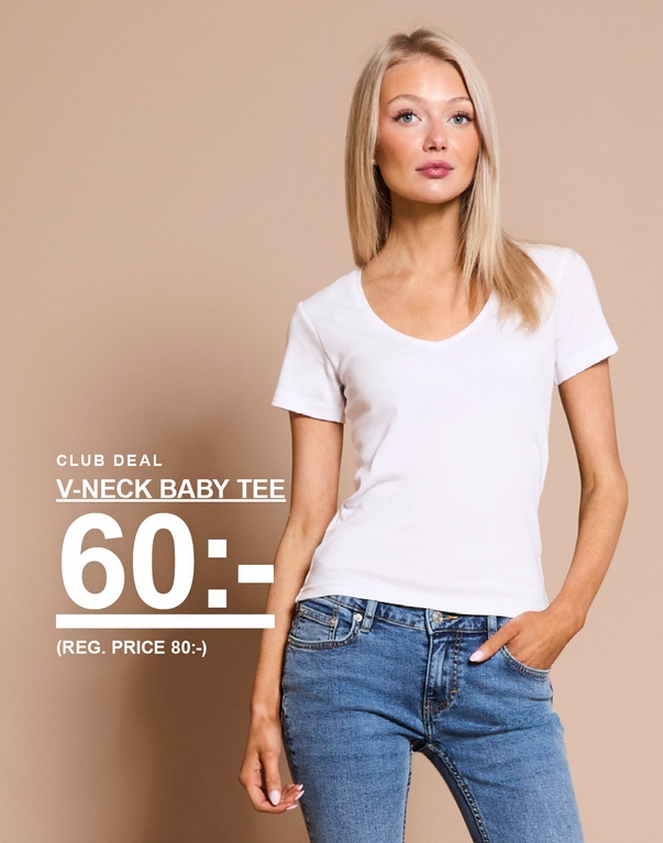 Tjej i vit V-ringad baby tee. Kampanjtext: “CLUB DEAL, V-NECK BABY TEE, 60:- (ORD. PRIS 80:-)”.