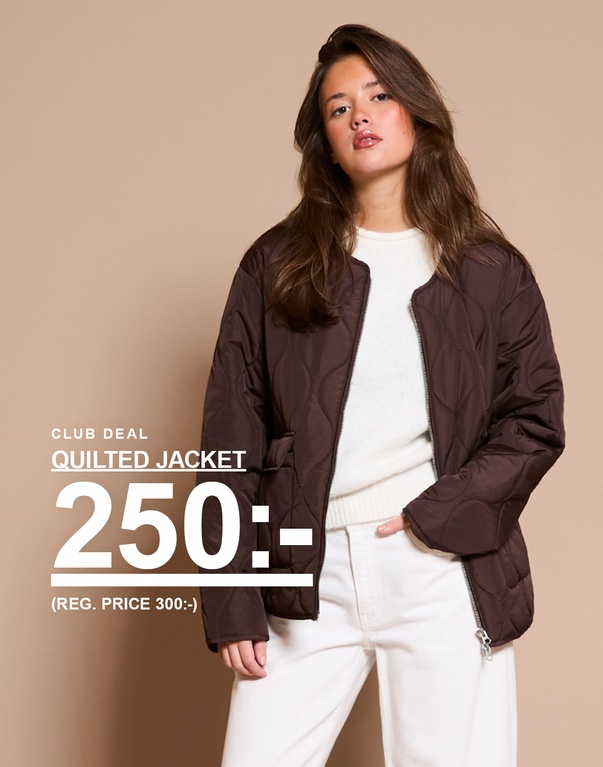 Tjej i brun quiltad jacka. Kampanjtext: “CLUB DEAL, QUILTED JACKET, 250:- (ORD. PRIS 300:-)”.