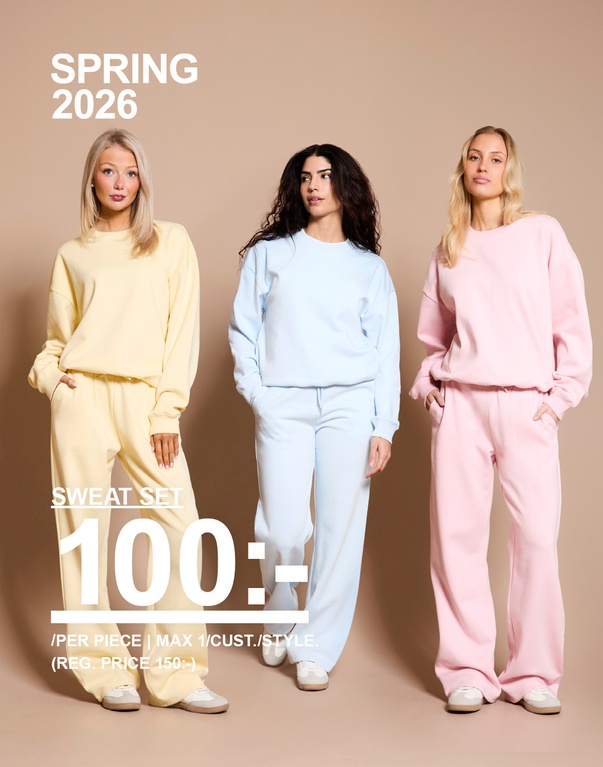 Tre tjejer i sweat set – ett gult, ett ljusblått och ett rosa. Kampanjtext: “SWEAT SET, 100:- (ORD. PRIS 150:-)”.